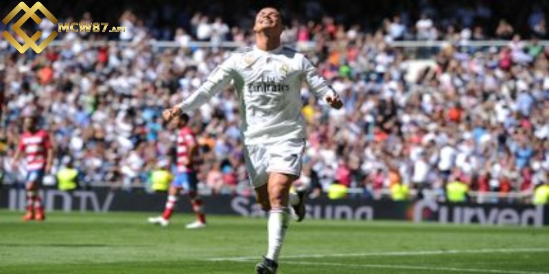 Cristiano Ronaldo có cú đá đỉnh cao